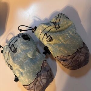 L-bow infant mittens slip on